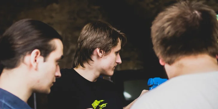 Arkádové hry s welcome drinkem v historickém centru Prahy