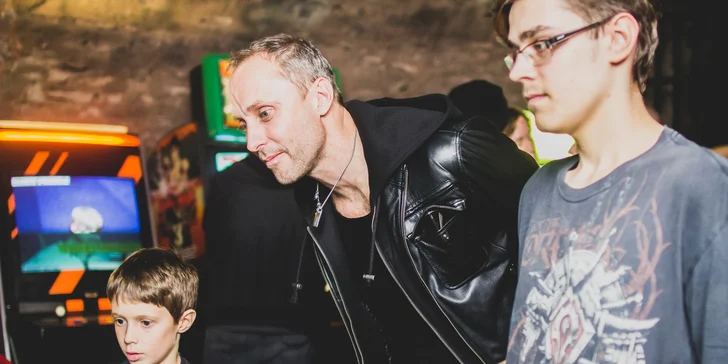 Arkádové hry s welcome drinkem v historickém centru Prahy