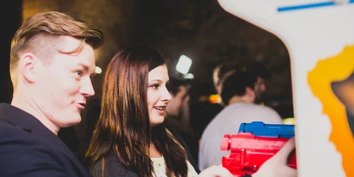 Arkádové hry s welcome drinkem v historickém centru Prahy