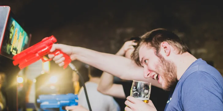 Arkádové hry a drink v historickém centru Prahy