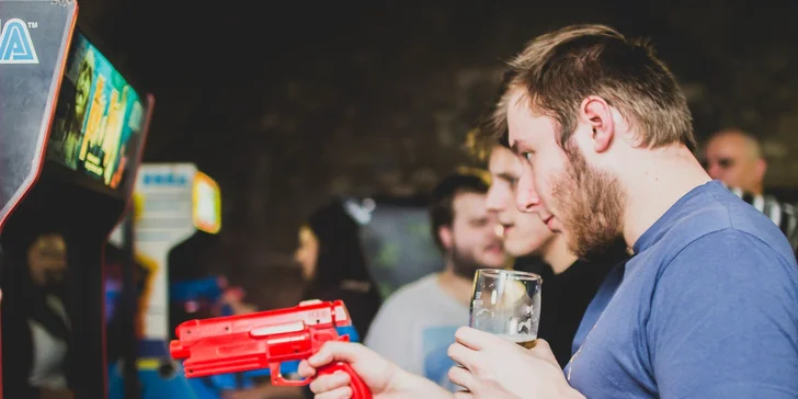 Arkádové hry s welcome drinkem v historickém centru Prahy