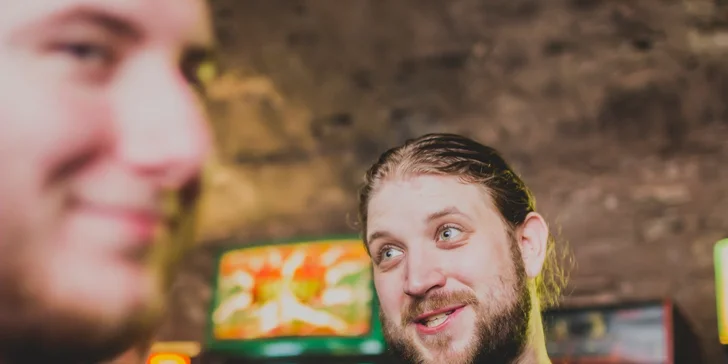 Arkádové hry s welcome drinkem v historickém centru Prahy
