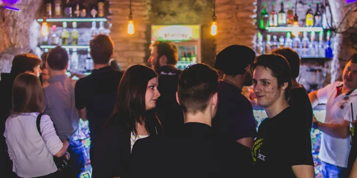 Arkádové hry s welcome drinkem v historickém centru Prahy