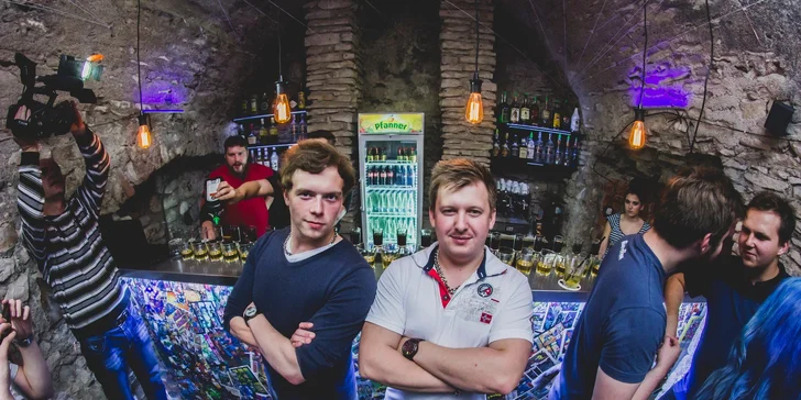 Arkádové hry s welcome drinkem v historickém centru Prahy