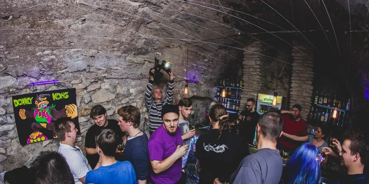 Arkádové hry s welcome drinkem v historickém centru Prahy