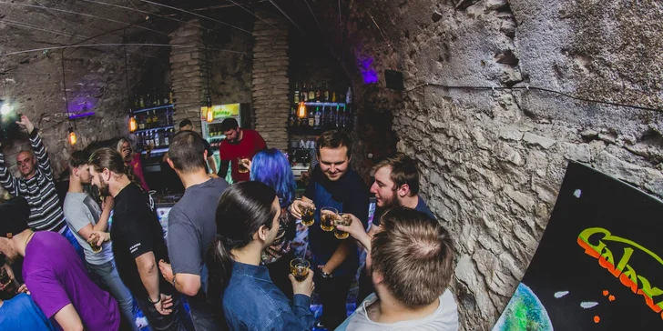 Arkádové hry s welcome drinkem v historickém centru Prahy