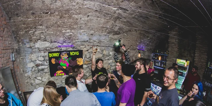 Arkádové hry s welcome drinkem v historickém centru Prahy