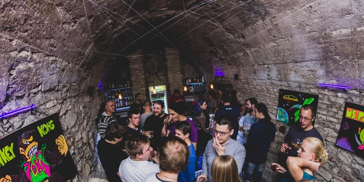 Arkádové hry s welcome drinkem v historickém centru Prahy