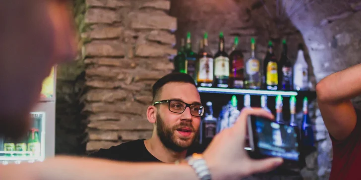 Arkádové hry s welcome drinkem v historickém centru Prahy