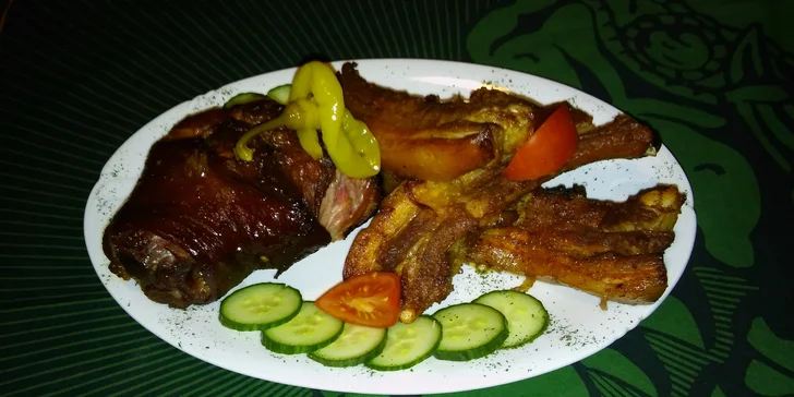 1kg pečeného kolena + 2x 500g vepřových žebírek