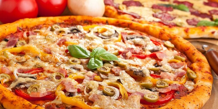 2 pizzy z italských ingrediencí v podniku Borsalino v centru Prahy