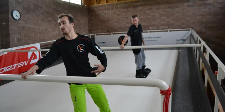 2hodinová lekce lyžování a snowboardingu na indoorové sjezdovce