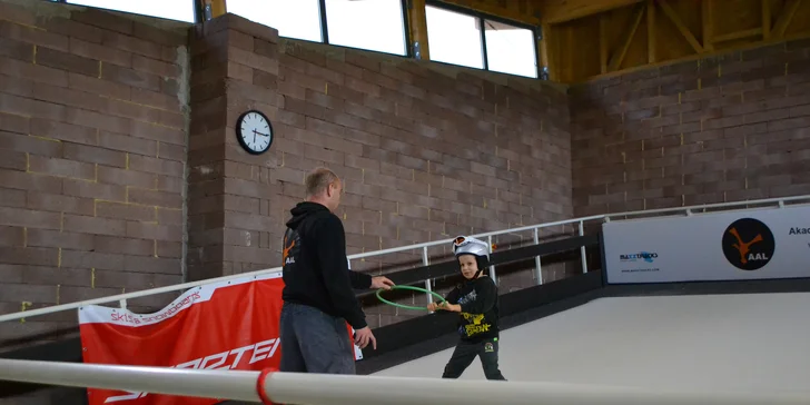 2hodinová lekce lyžování a snowboardingu na indoorové sjezdovce
