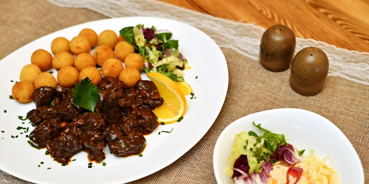 Jako hlavní pochoutku si tu pro vás připravili kuřecí špízky s bramborami grenaille, nebo zvěřinové ragú na červeném víně s kroketami. 