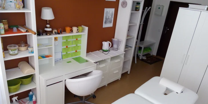 Celotělová relaxační uvolňující masáž s prohřátím lávovými kameny