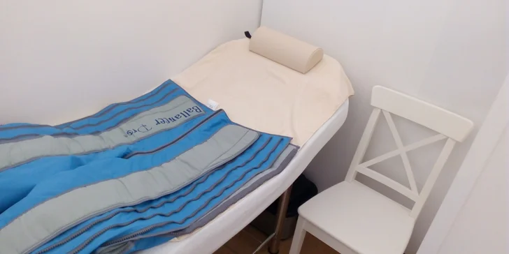 Celotělová relaxační uvolňující masáž s prohřátím lávovými kameny