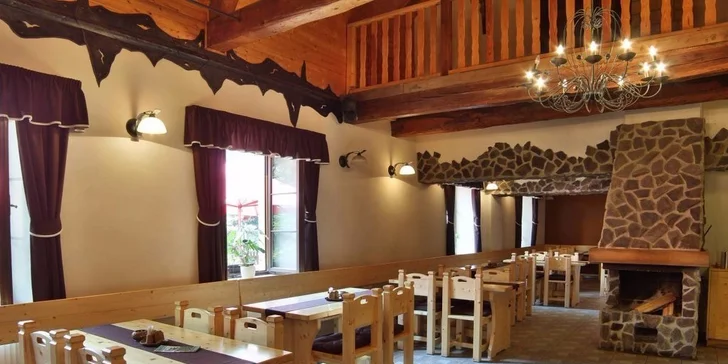 Pořádná porce: masové prkno o váze 2,6 kg, chleba a přílohy pro 2–4 osoby