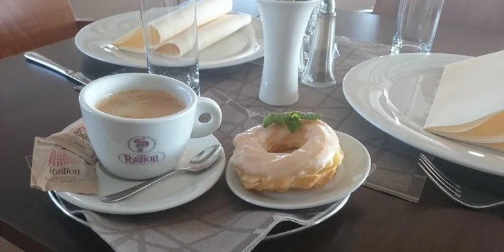 2 kávy a věneček v kavárně Cafe Pohoda Jazz