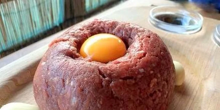 500gramový hovězí tatarák a topinek, kolik jen sníte, v botelu Vodník