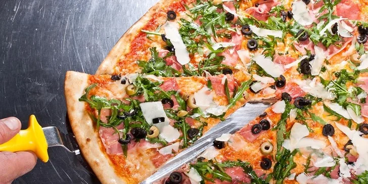 2 pizzy z italských ingrediencí v podniku Borsalino v centru Prahy