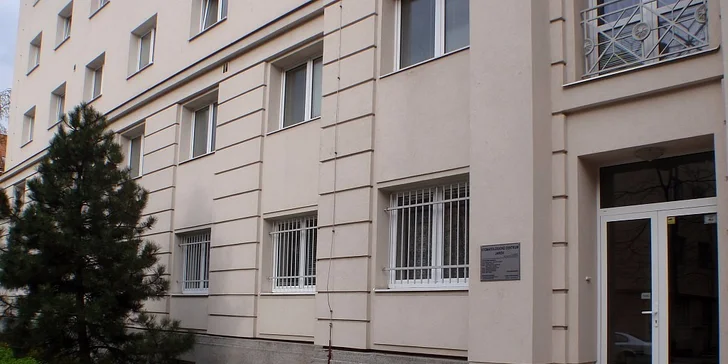 Důkladná dentální hygiena pro zářivý úsměv s air flow i bez