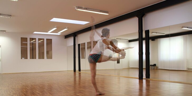Cvičení pro rovnováhu těla i mysli: lekce hot jógy ve vyhřátém sále