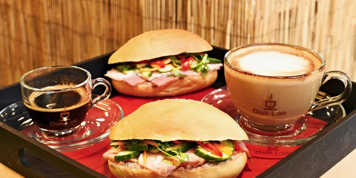 K bagetce si vychutnáte buď espresso, nebo cappuccino. 