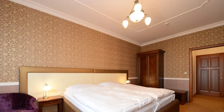 Profesionální ateliérové focení v glamour stylu v luxusním hotelu Gold