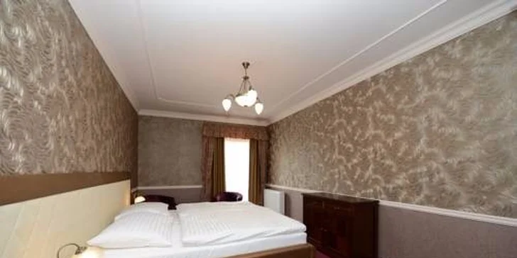 Profesionální ateliérové focení v glamour stylu v luxusním hotelu Gold