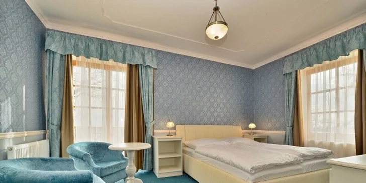 Profesionální ateliérové focení v glamour stylu v luxusním hotelu Gold