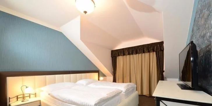 Profesionální ateliérové focení v glamour stylu v luxusním hotelu Gold