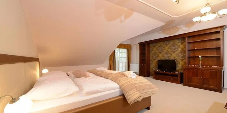 Profesionální ateliérové focení v glamour stylu v luxusním hotelu Gold