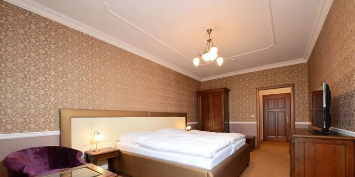 Profesionální ateliérové focení v glamour stylu v luxusním hotelu Gold