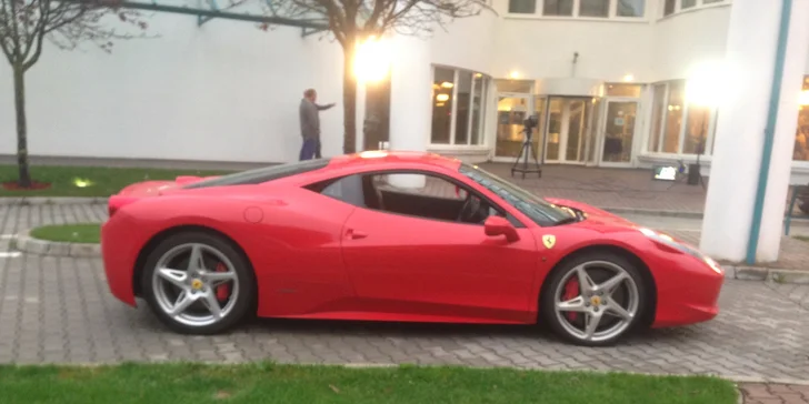 Jízda v novém Lamborghini Huracan a Ferrari Italia s palivem