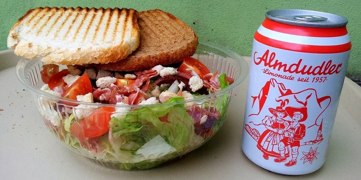 Jarní salát, nachos a nealko drink Almdudler