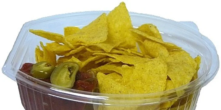 Jarní salát, nachos a nealko drink Almdudler