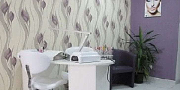 Nehtová modeláž gelem v kosmetickém studiu Violet