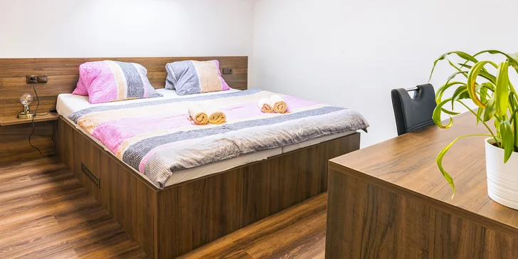 Ubytujete se ve dvoulůžkovém pokoji, ve kterém jsou případně dvě přistýlky, nebo v prostornějším apartmánu.