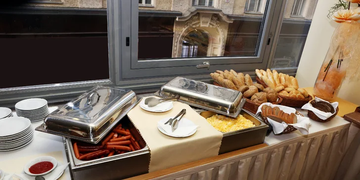 Proto se nijak neomezujte a naberte si slaných i sladkých dobrot, co hrdlo ráčí.
