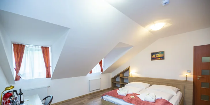 V pokoji je minibar a sada pro přípravu kávy a čaje. 