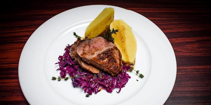 Kuchaři vaří české i mezinárodní speciality.