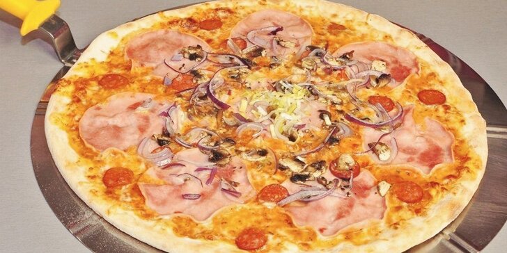 Italská specialitka: 2 čerstvě nazdobené pizzy s průměrem 36 cm