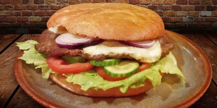 Dva maximálně lahodné burgery nebo cheeseburgery