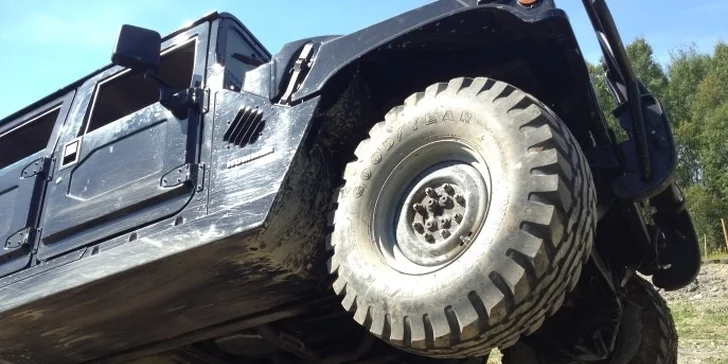 Vyzkoušejte si jízdu v Hummer Monster Trucku či Hummeru H1