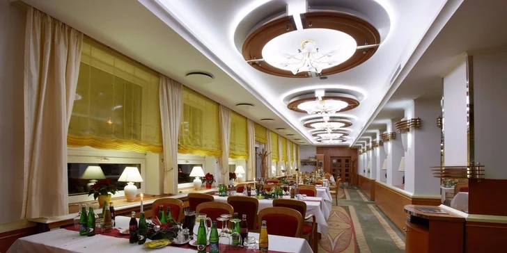 Silvestrovské veselí s rautem a programem v beskydském Hotelu Eroplán****