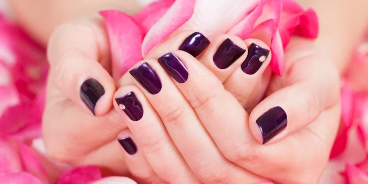 Věnujte svým nehtům péči: kompletní manikúra s aplikací laku Shellac