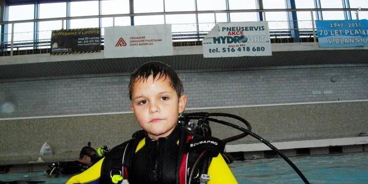 Zkušební ponor v bazénu pro potápěčské začátečníky