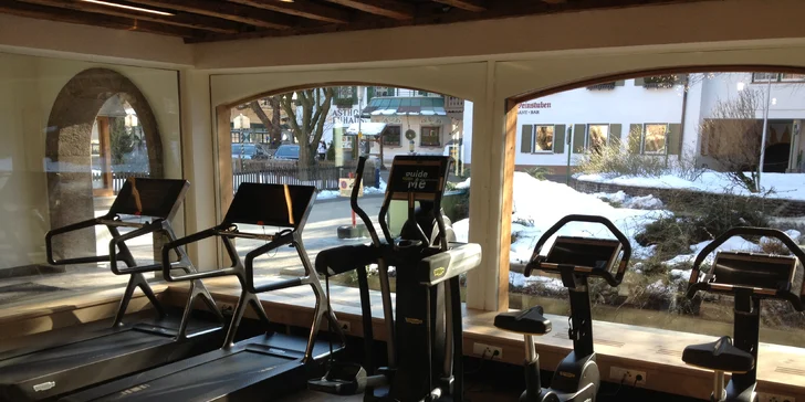 Telo si pretiahnete vo vybavenom fitness.