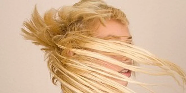 Blond melír a kompletní dámský střih.