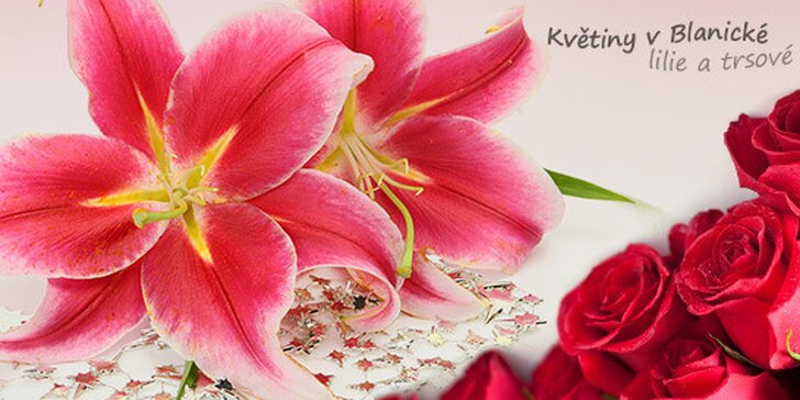 Kytice nádherných čerstvých květin – lilie nebo růže